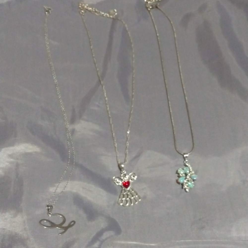 I'm selling 3 necklaces they are Plata